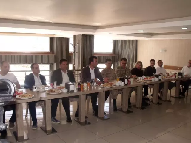 Kaymakam Vardar için veda yemeği Kaymakam Vardar için veda yemeği