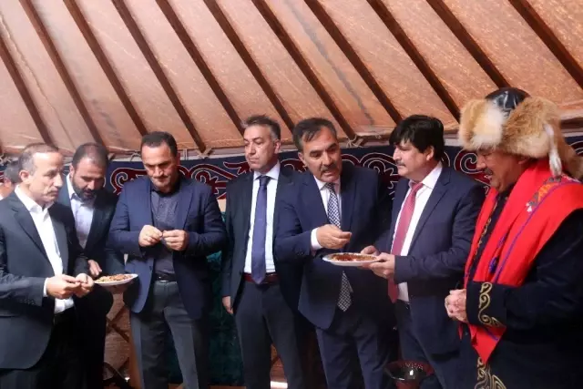 Malazgirt Zaferi'nin 948'inci yıl dönümünde görkemli kutlama Malazgirt Zaferi'nin 948'inci yıl dönümünde görkemli kutlama
