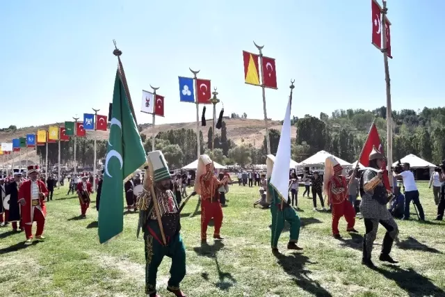 Malazgirt Zaferi'nin 948'inci yıl dönümünde görkemli kutlama Malazgirt Zaferi'nin 948'inci yıl dönümünde görkemli kutlama