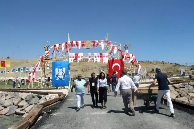 Malazgirt Zaferi'nin 948'inci yıl dönümünde görkemli kutlama Malazgirt Zaferi'nin 948'inci yıl dönümünde görkemli kutlama