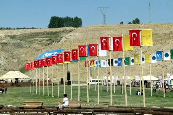 Malazgirt zaferi'nin 948'inci yılı nedeniyle düzenlenen ahlat-avrasya kültür şenlikleri başladı Malazgirt zaferi'nin 948'inci yılı nedeniyle düzenlenen ahlat-avrasya kültür şenlikleri başladı