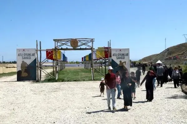 Malazgirt zaferi'nin 948'inci yılı nedeniyle düzenlenen ahlat-avrasya kültür şenlikleri başladı Malazgirt zaferi'nin 948'inci yılı nedeniyle düzenlenen ahlat-avrasya kültür şenlikleri başladı