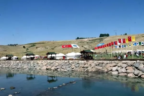 Malazgirt zaferi'nin 948'inci yılı nedeniyle düzenlenen ahlat-avrasya kültür şenlikleri başladı Malazgirt zaferi'nin 948'inci yılı nedeniyle düzenlenen ahlat-avrasya kültür şenlikleri başladı
