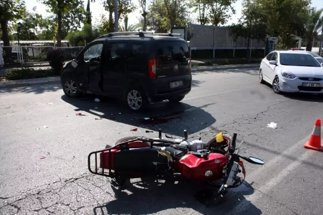 Manavgat'ta motosiklet ile hafif ticari araç çarptı: 2 yaralı