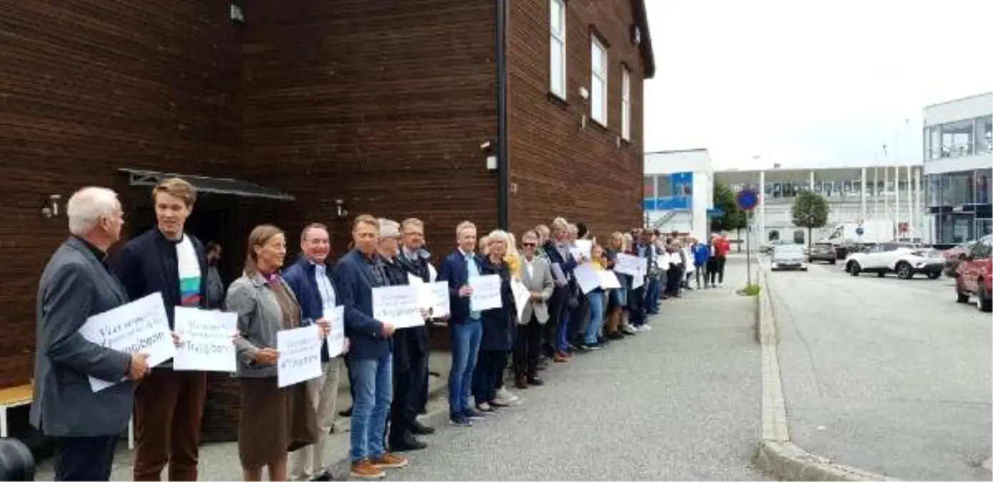 Norveç'te hristiyanlar cuma namazı sırasında camiye kalkan oldu