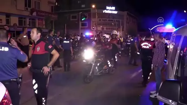 Otomobil ile polis motosikleti çarpıştı Otomobil ile polis motosikleti çarpıştı