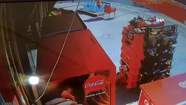 Sokak ortasında silahlı saldırı güvenlik kameralarına saniye saniye yansıdı