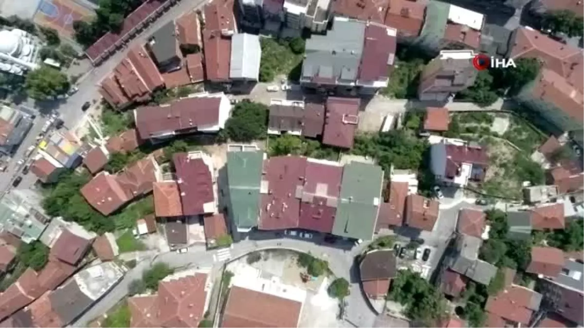 Toprak kayması sonucunda yıkılma tehlikesi ile mühürlenen binalar Toprak kayması sonucunda yıkılma tehlikesi ile mühürlenen binalar