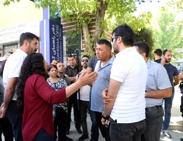 Van'da, hdp'lilerin basın açıklamasına polis engeli