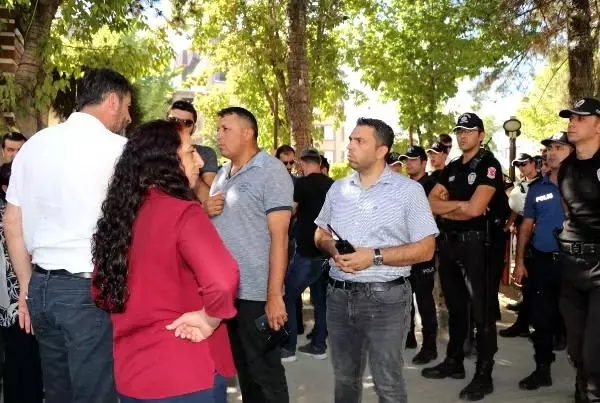 Van'da, hdp'lilerin basın açıklamasına polis engeli