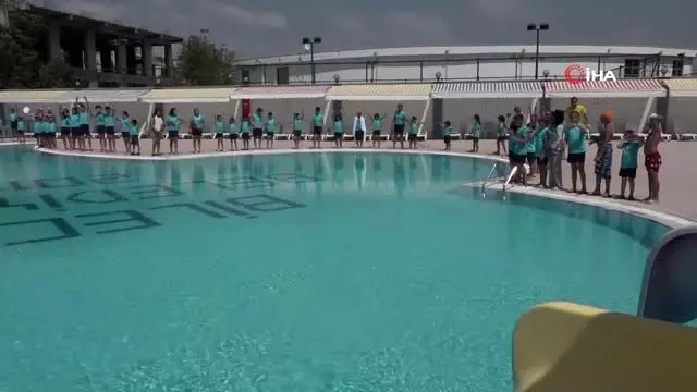 Yaz Spor Okulunu tamamlayan yüzücüler sertifikalarını aldı