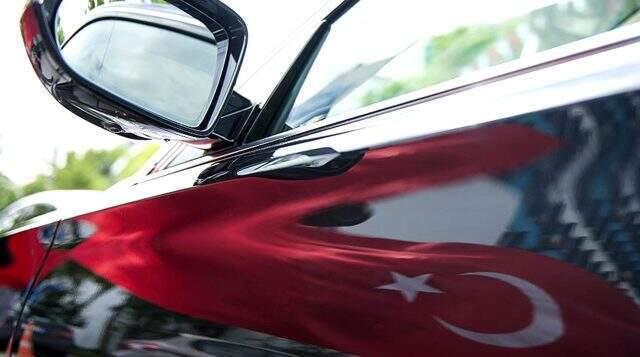 Yüzlerce kişi yerli otomobil için sıraya girdi