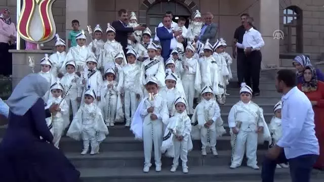 250 çocuk erkekliğe ilk adımı attı 250 çocuk erkekliğe ilk adımı attı