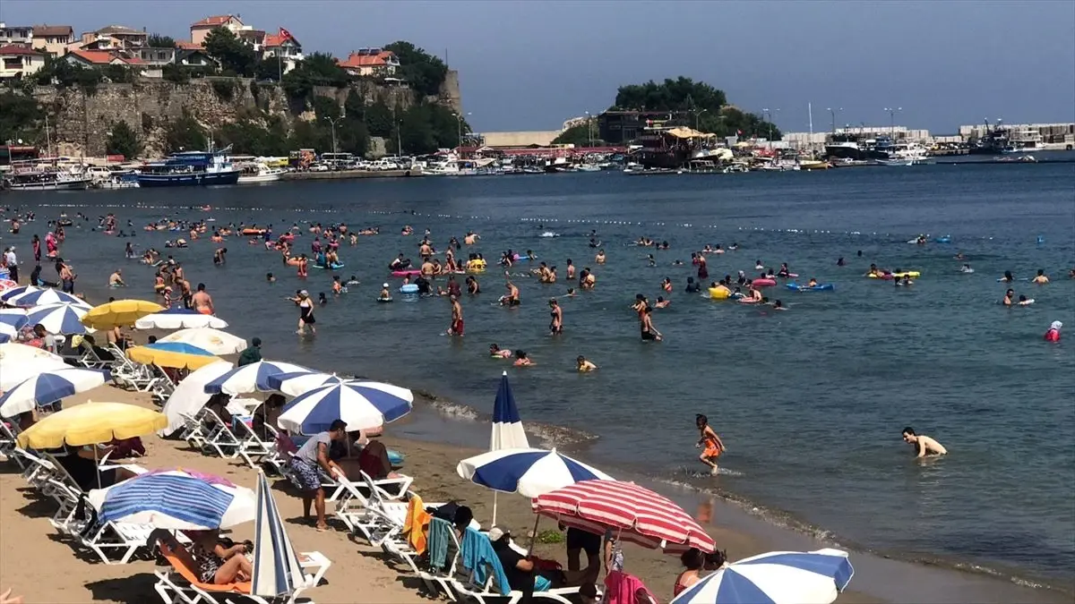 Amasra'da vatandaşlar sahillere akın etti