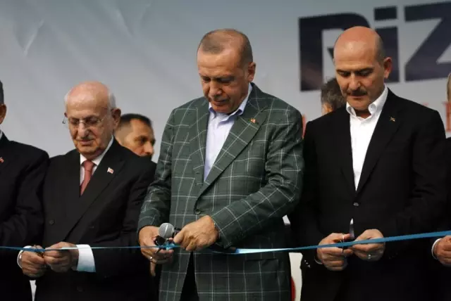 Cumhurbaşkanı Erdoğan: 'İstanbul'u sel bastı, beyefendi tatilde' Cumhurbaşkanı Erdoğan: 'İstanbul'u sel bastı, beyefendi tatilde'