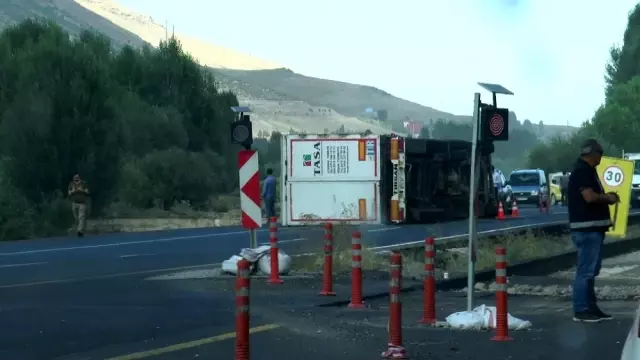 Direksiyon hakimiyetini kaybeden Tır yan yattı Direksiyon hakimiyetini kaybeden Tır yan yattı