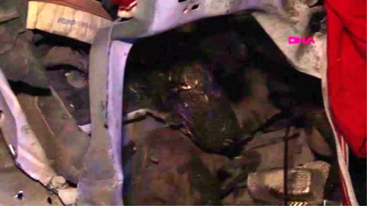 DÜĞÜNDEN DÖNENLERİ TAŞIYAN MİNİBÜS, KAMYONA ÇARPTI 4'Ü AĞIR 8 YARALI