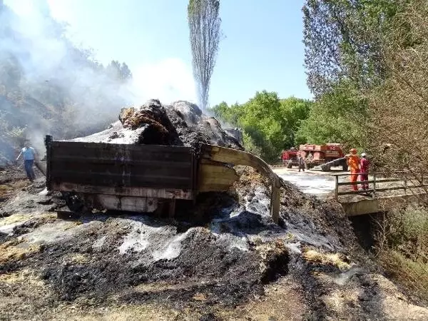 Elektrik tellerine takılan saman yüklü tır kül oldu