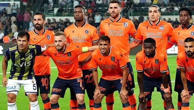 Emre Belözoğlu, Başakşehir takım fotoğrafına girdi