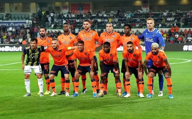 Emre Belözoğlu, Başakşehir takım fotoğrafında yer aldı