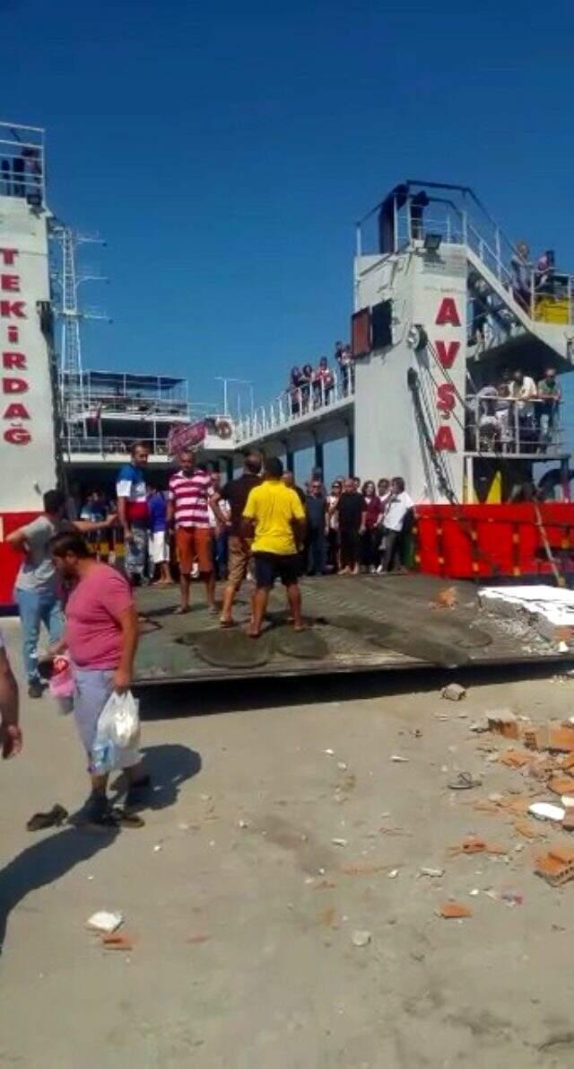 Erdek-Avşa seferini yapan feribot iskeleye çarptı: 4'ü çocuk 7 yaralı