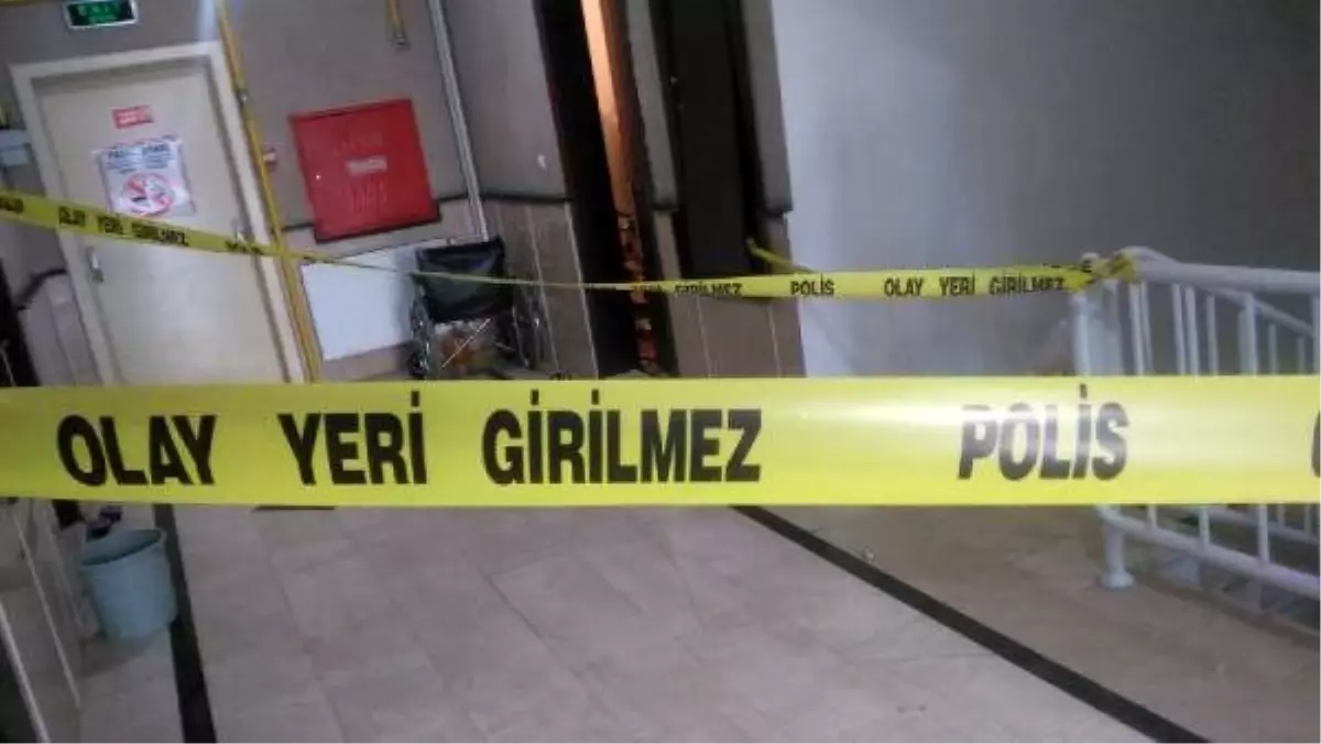 Eşi ve kızını tabancayla öldürüp, polise teslim oldu