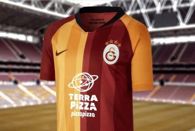 Galatasaray taraftarı, Pizza Pizza ile imzalanan sponsorluk anlaşmasına tepki gösterdi
