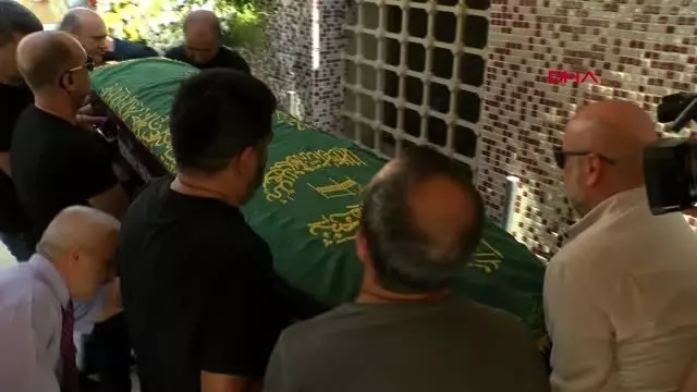 Sanatçı Sezen Aksu'nun babasını son yolculuğuna uğurladı Sanatçı Sezen Aksu'nun babasını son yolculuğuna uğurladı
