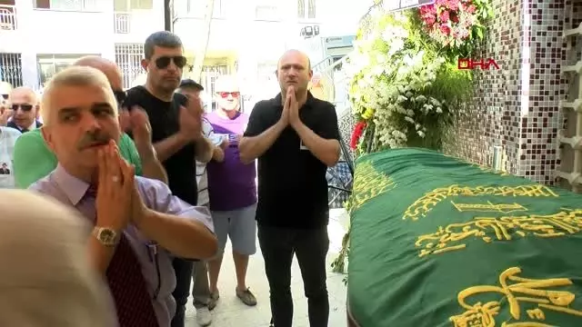 Sanatçı Sezen Aksu'nun babasını son yolculuğuna uğurladı Sanatçı Sezen Aksu'nun babasını son yolculuğuna uğurladı
