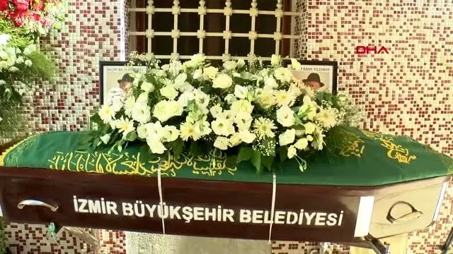 Sanatçı Sezen Aksu'nun babasını son yolculuğuna uğurladı Sanatçı Sezen Aksu'nun babasını son yolculuğuna uğurladı