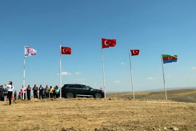 Köylerinin en yüksek tepesine Türk, KKTC ve Azerbaycan bayrağı diktiler Köylerinin en yüksek tepesine Türk, KKTC ve Azerbaycan bayrağı diktiler
