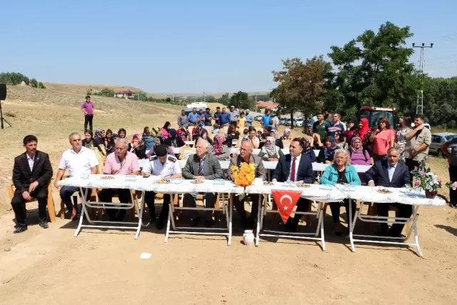 Köylerinin en yüksek tepesine Türk, KKTC ve Azerbaycan bayrağı diktiler Köylerinin en yüksek tepesine Türk, KKTC ve Azerbaycan bayrağı diktiler