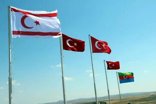 Köylerinin en yüksek tepesine Türk, KKTC ve Azerbaycan bayrağı diktiler Köylerinin en yüksek tepesine Türk, KKTC ve Azerbaycan bayrağı diktiler