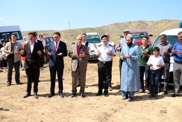 Köylerinin en yüksek tepesine Türk, KKTC ve Azerbaycan bayrağı diktiler Köylerinin en yüksek tepesine Türk, KKTC ve Azerbaycan bayrağı diktiler