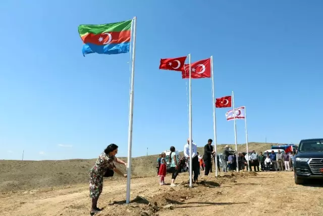 Köylerinin en yüksek tepesine Türk, KKTC ve Azerbaycan bayrağı diktiler Köylerinin en yüksek tepesine Türk, KKTC ve Azerbaycan bayrağı diktiler
