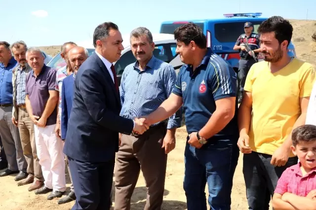 Köylerinin en yüksek tepesine Türk, KKTC ve Azerbaycan bayrağı diktiler Köylerinin en yüksek tepesine Türk, KKTC ve Azerbaycan bayrağı diktiler