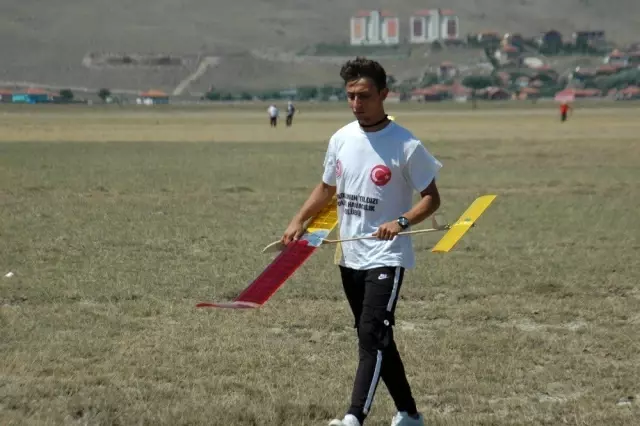 Model Uçak Şampiyonası'nda 7'den 70'e herkes uçak uçuruyor