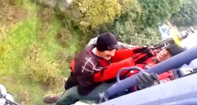 Samsun'da, sağanak nedeniyle mahsur kalan 17 kişinin kurtarılma anı kamerada
