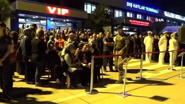 Şehidin gözü yaşlı annesini kadın meslektaşı öperek teselli etmeye çalıştı