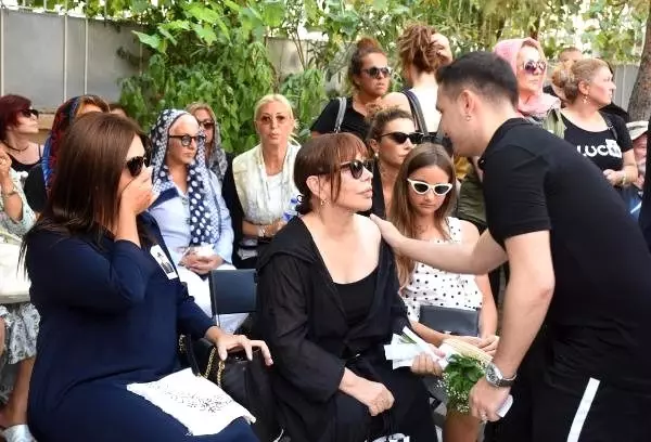 Sezen aksu, babasını son yolculuğuna uğurladı Sezen aksu, babasını son yolculuğuna uğurladı