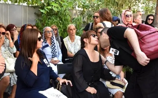 Sezen aksu, babasını son yolculuğuna uğurladı Sezen aksu, babasını son yolculuğuna uğurladı