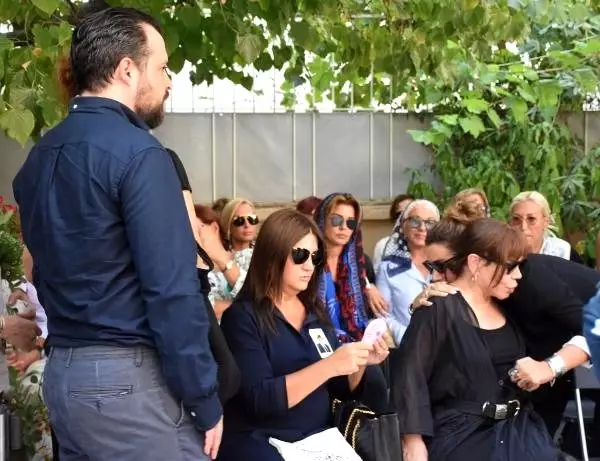 Sezen aksu, babasını son yolculuğuna uğurladı Sezen aksu, babasını son yolculuğuna uğurladı