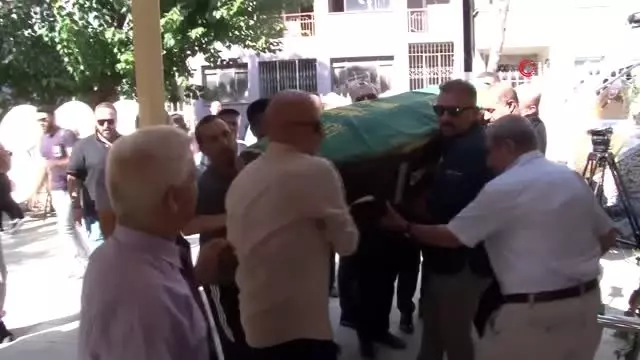 Sezen Aksu'nun babası son yolcuğuna uğurlanıyor Sezen Aksu'nun babası son yolcuğuna uğurlanıyor
