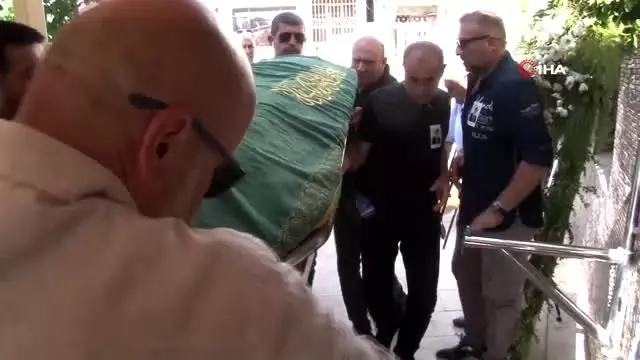 Sezen Aksu'nun babası son yolcuğuna uğurlanıyor Sezen Aksu'nun babası son yolcuğuna uğurlanıyor
