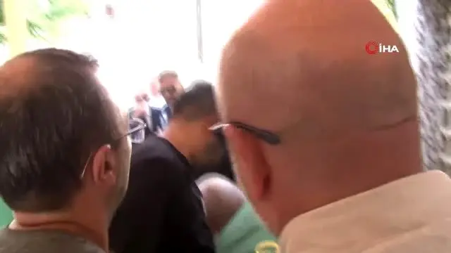 Sezen Aksu'nun babası son yolcuğuna uğurlanıyor Sezen Aksu'nun babası son yolcuğuna uğurlanıyor