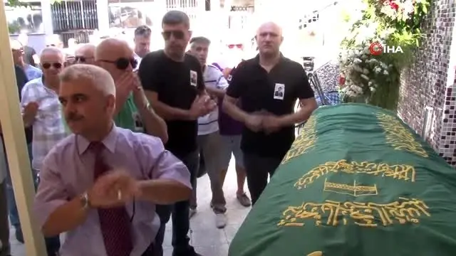 Sezen Aksu'nun babası son yolcuğuna uğurlanıyor Sezen Aksu'nun babası son yolcuğuna uğurlanıyor