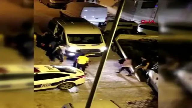 SULTANGAZİ'DE BEKÇİLERDEN KAÇARKEN KAZA YAPAN MİNİBÜSTEN 45 KAÇAK GÖÇMEN ÇIKTI SULTANGAZİ'DE BEKÇİLERDEN KAÇARKEN KAZA YAPAN MİNİBÜSTEN 45 KAÇAK GÖÇMEN ÇIKTI