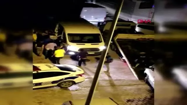SULTANGAZİ'DE BEKÇİLERDEN KAÇARKEN KAZA YAPAN MİNİBÜSTEN 45 KAÇAK GÖÇMEN ÇIKTI SULTANGAZİ'DE BEKÇİLERDEN KAÇARKEN KAZA YAPAN MİNİBÜSTEN 45 KAÇAK GÖÇMEN ÇIKTI