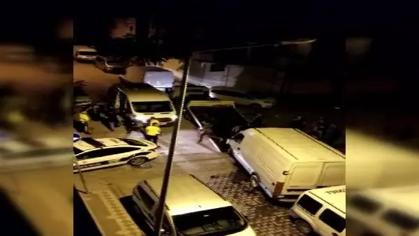 Sultangazi'de bekçilerden kaçarken kaza yapan minibüsten 45 kaçak göçmen çıktı Sultangazi'de bekçilerden kaçarken kaza yapan minibüsten 45 kaçak göçmen çıktı