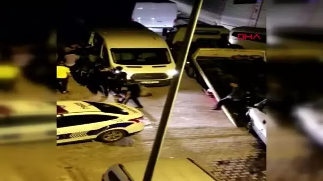 SULTANGAZİ'DE BEKÇİLERDEN KAÇARKEN KAZA YAPAN MİNİBÜSTEN 45 KAÇAK GÖÇMEN ÇIKTI SULTANGAZİ'DE BEKÇİLERDEN KAÇARKEN KAZA YAPAN MİNİBÜSTEN 45 KAÇAK GÖÇMEN ÇIKTI